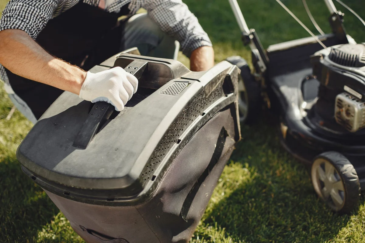 Choosing the Right Lawn Mower for Small Gardens: A Comprehensive Guide