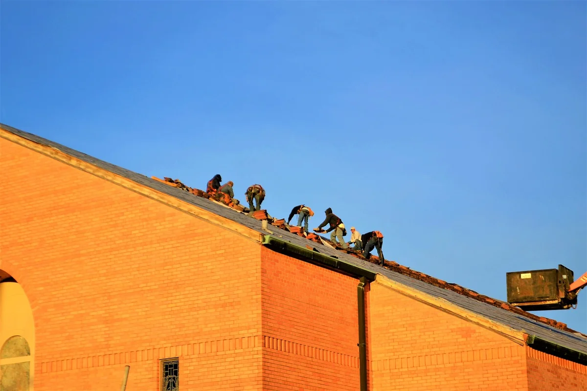 The Benefits of Hiring a Certified Roofer for New Roof Tile Installation