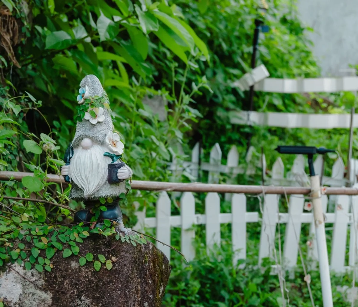 Choosing the Right Garden Gnome: A Comprehensive Guide